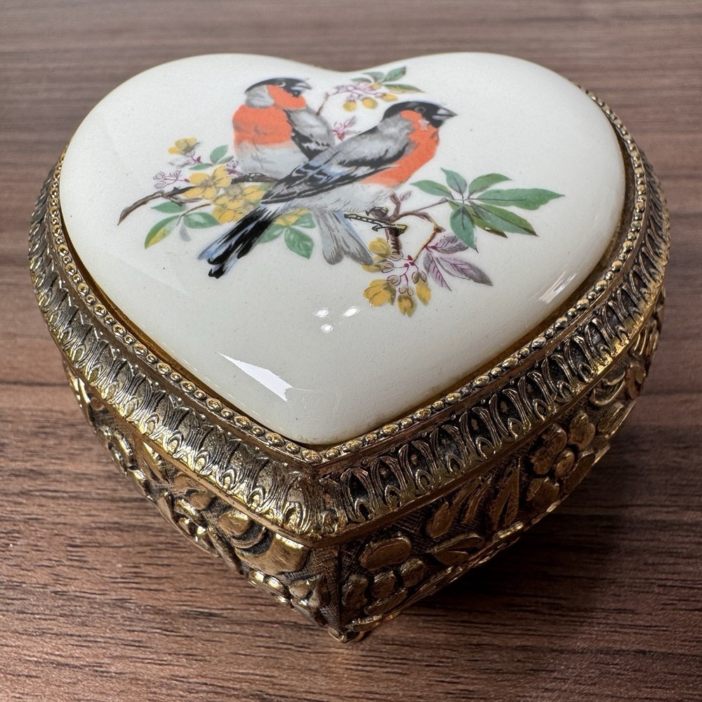 Vintage Mele‎ "Bunting" Goldtone Heart Shaped Lined Footed Trinklet Box Japan